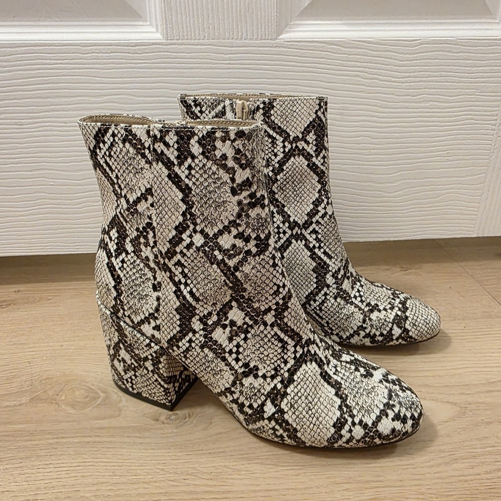 Urban Outfitters White Black Leather Snakeskin Going Out Ankle Heeled Boots‎ 7M